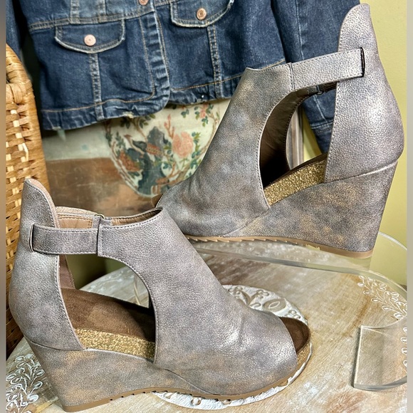 EUC Boutique by Corky’s “Sunburst” Metallic PeepToe Leather Wedge Bootie Size 10 - Picture 7 of 13